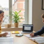 Professeur particulier à Lille enseignant à un élève dans une ambiance studieuse et professionnelle, illustrant la construction d'une solide réputation académique.