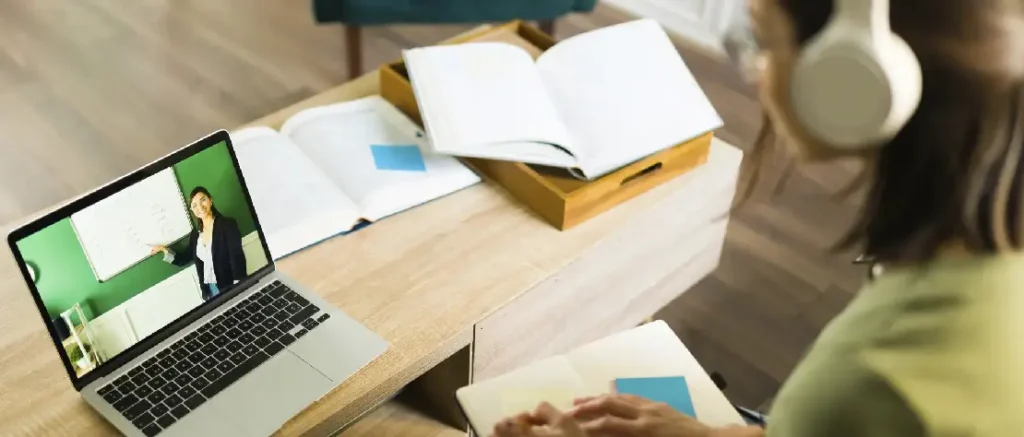 élève suit un cours de soutien scolaire en visio