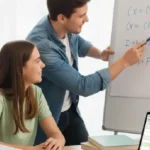 Jeune homme expliquant une formule mathématique à une adolescente souriante, ils sont assis à une table dans un cadre lumineux et moderne, avec des livres de maths et un ordinateur portable, symbolisant l'apprentissage et la tarification juste.